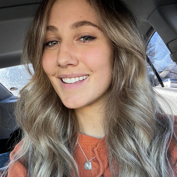 Meet your Posher, Caroline - Picture 1 of 1